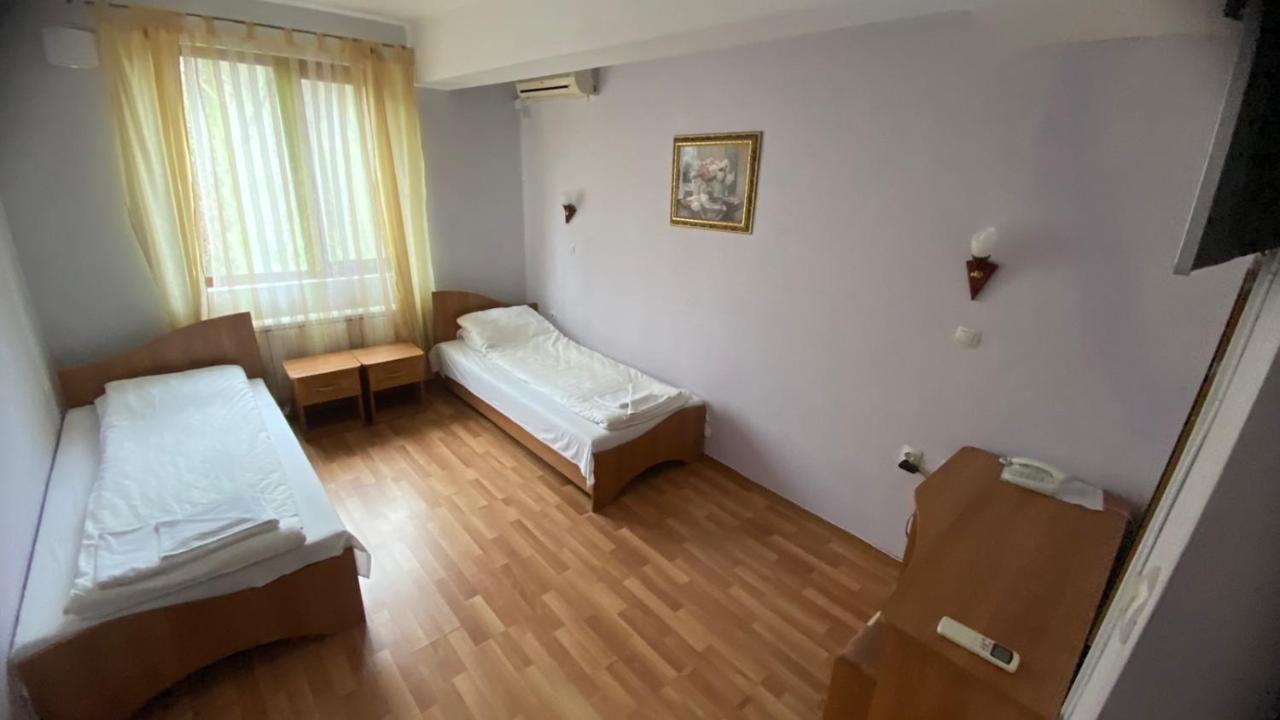 Srem Хотел Галина Палас מראה חיצוני תמונה